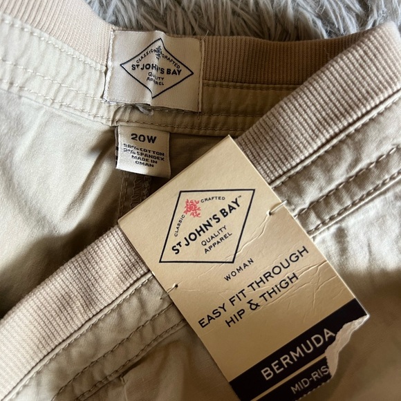 NWT St. John’s Bay cream mid rise Bermuda shorts - Picture 2 of 3